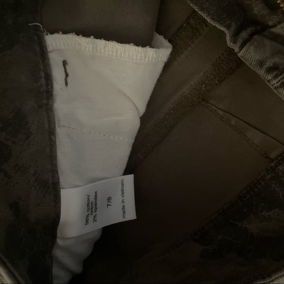 Maurice’s size 7/8 camo shorts - stretchy - Picture 2 of 2